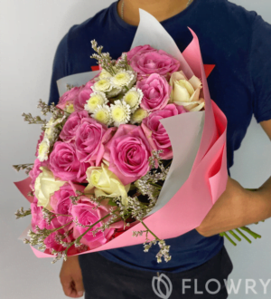 букет из белых и розовых роз