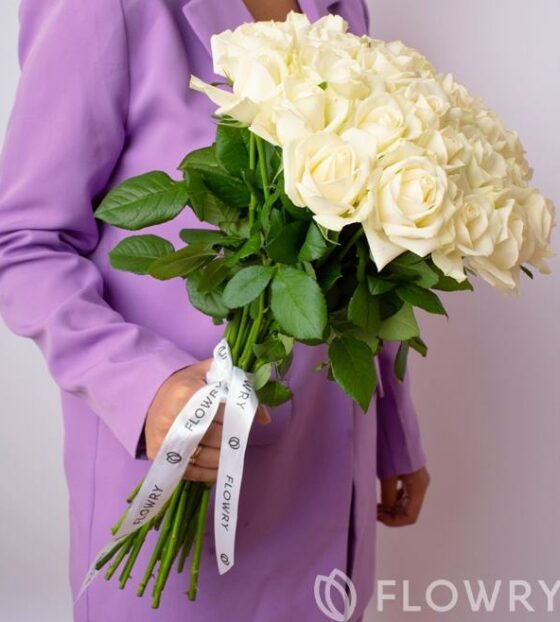 букет из 31 белой розы
