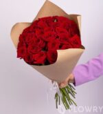 31 красная роза в крафте