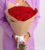 31 красная роза в крафте