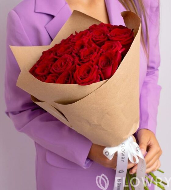 букет роз в крафте