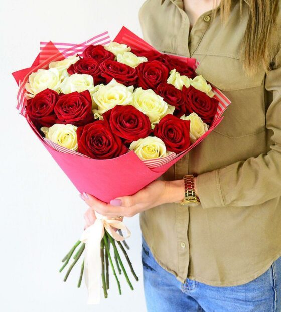 21 красная и белая роза