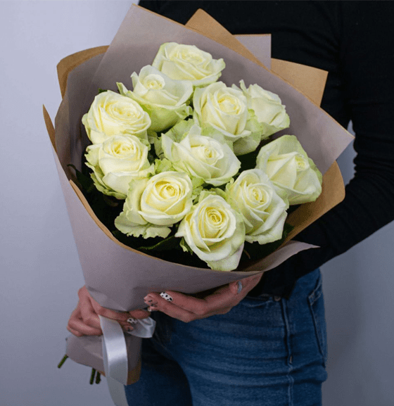 11 белых роз