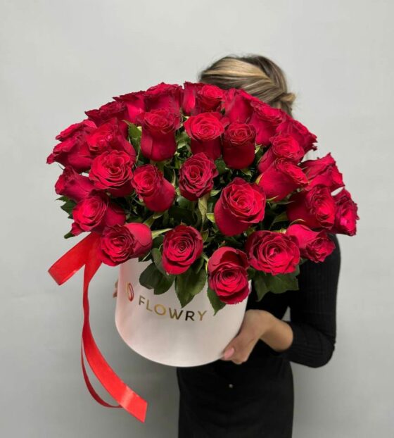 красные розы в коробке