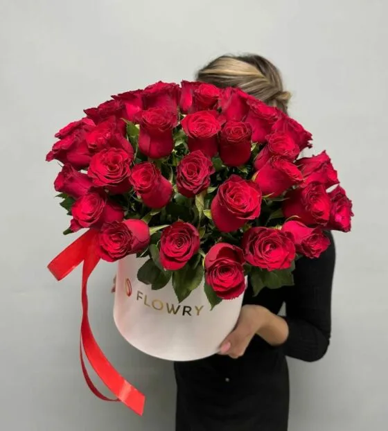 красные розы в коробке
