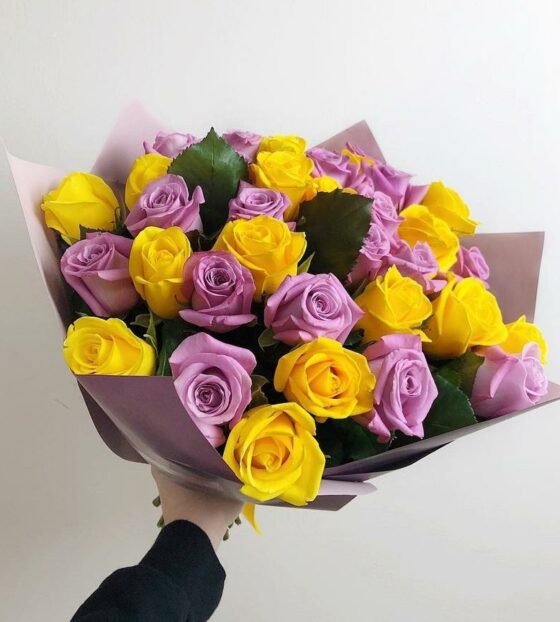 букет желтых и малиновых роз