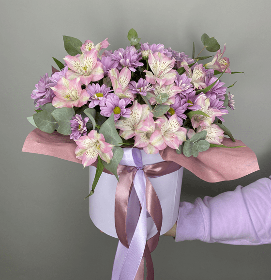 шляпная коробка с альстромерий