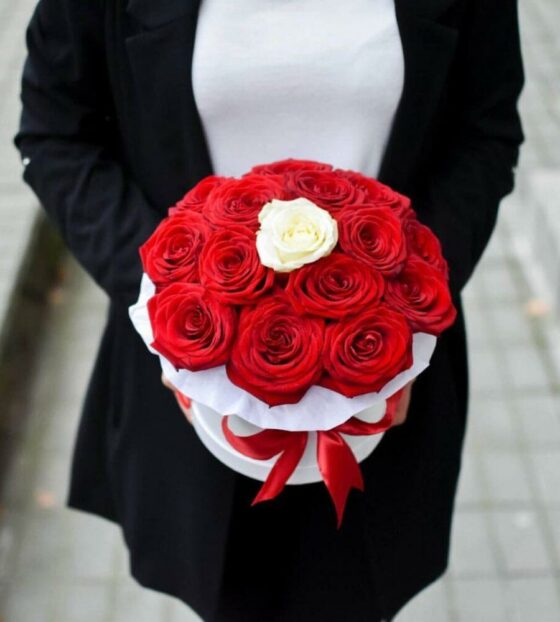 Розы в шляпной коробке