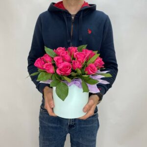 малиновые розы в коробке