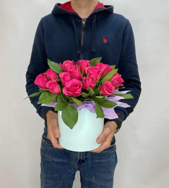 малиновые розы в коробке