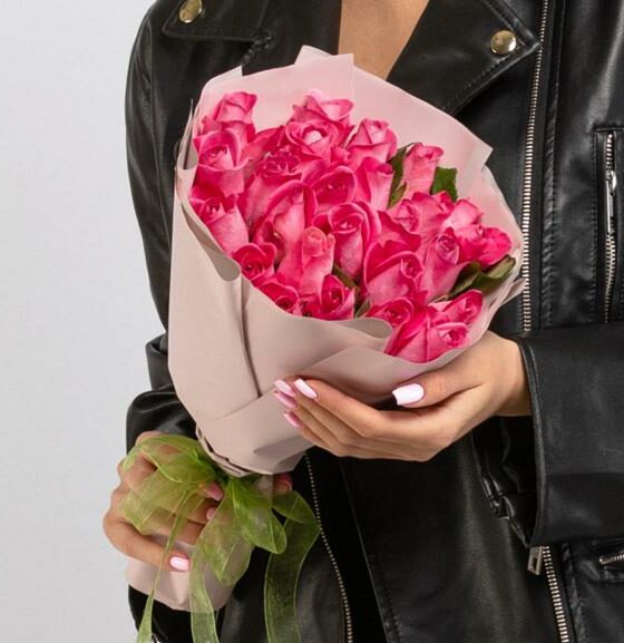 25 розовых роз