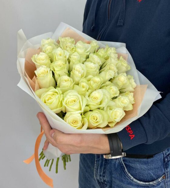 35 белых роз