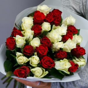 35 красных и белых роз