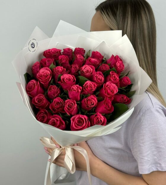 35 малиновых роз