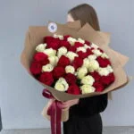 букет из красных и белых роз