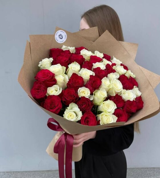 букет из красных и белых роз