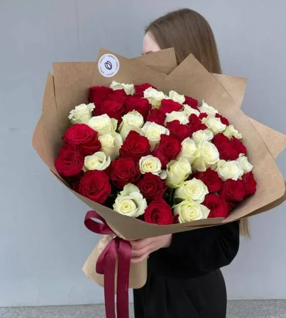букет из красных и белых роз