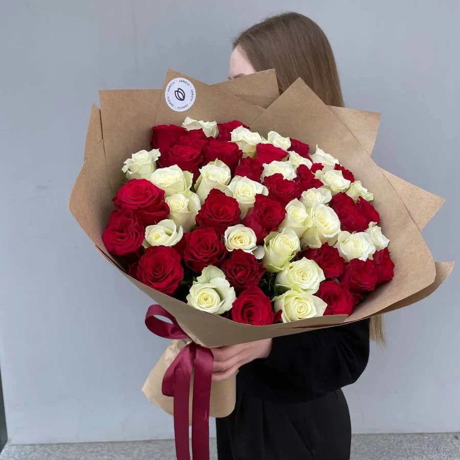 51krasnaya-i-belaya букет из красных и белых роз