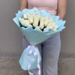 35 белых роз