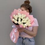 25 белых роз в розовой упаковке