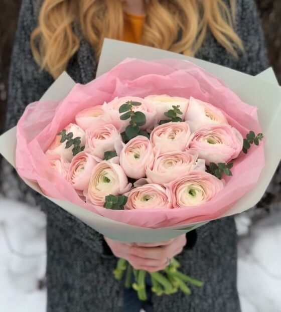 букет розовых ранункулюсов