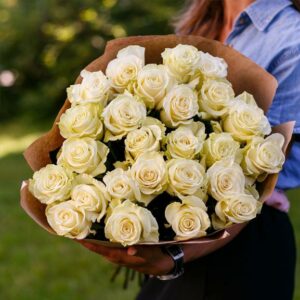25 белых роз эквадор