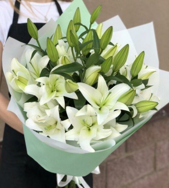 Белые лилии