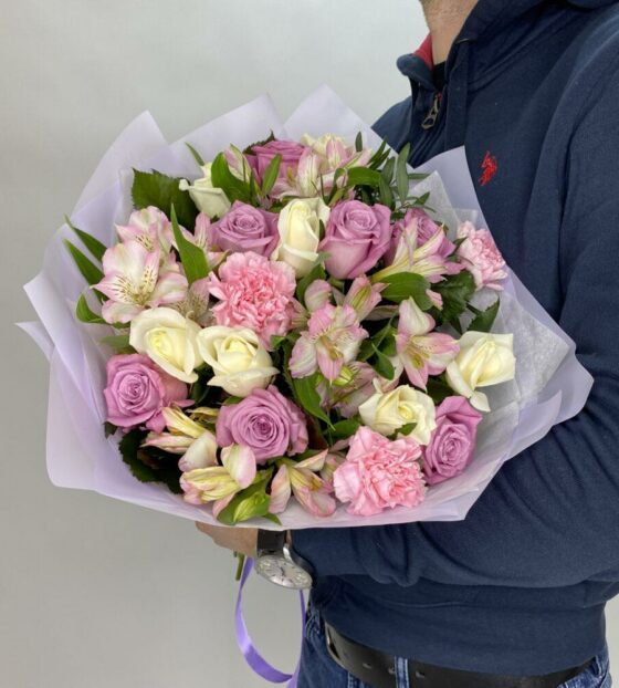 букет роз и альстромерий