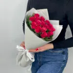 15 малиновых роз