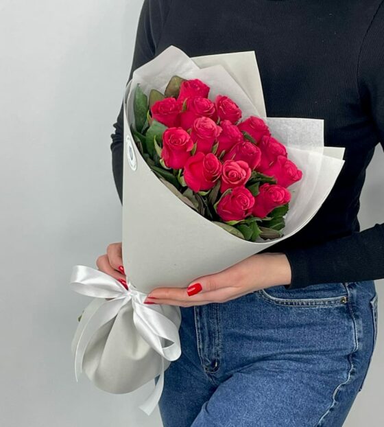 15 малиновых роз