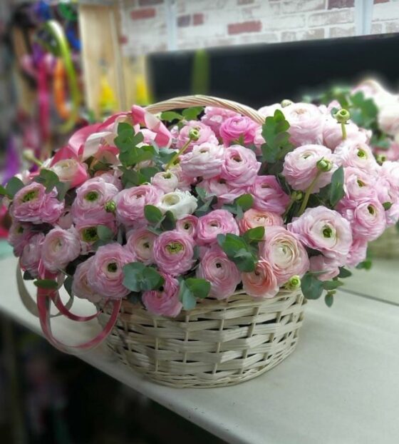 ранункулюсы в корзине