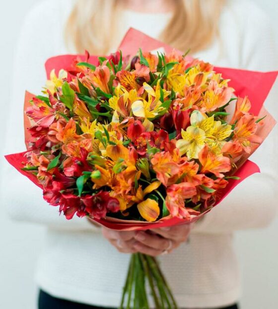 букет из альстромерий