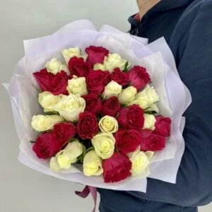 35 красных и малиновых роз