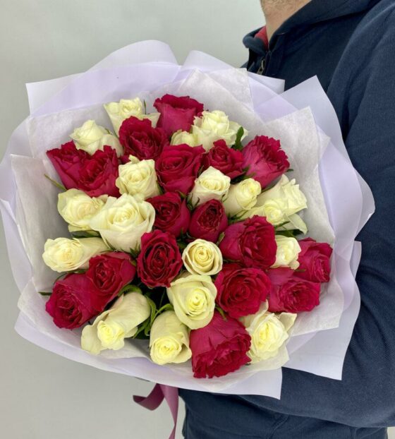 35 красных и малиновых роз