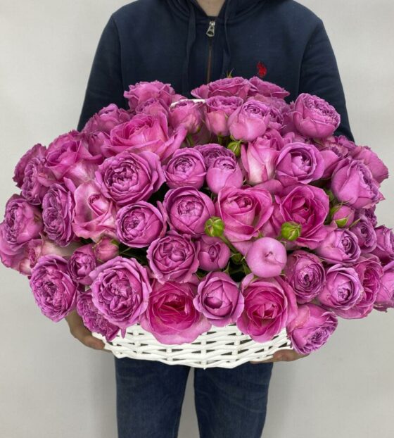 пионовидная роза в корзине