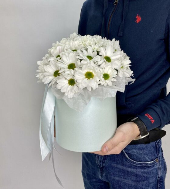 шляпная коробка с хризантемой