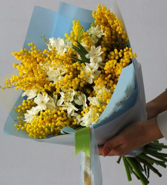 букет из нарциссов и мимозы
