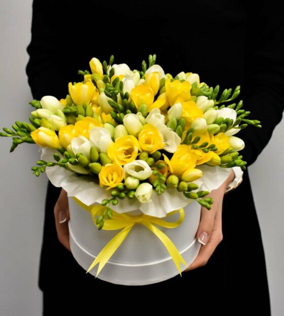 фрезия в шляпной коробке