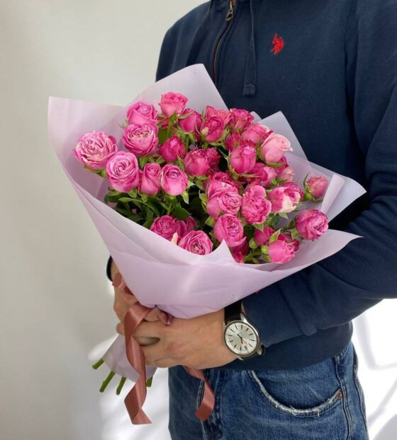 11 кустовых малиновых роз