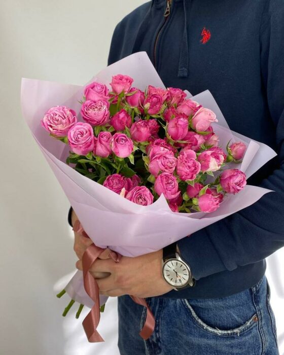 11 кустовых малиновых роз