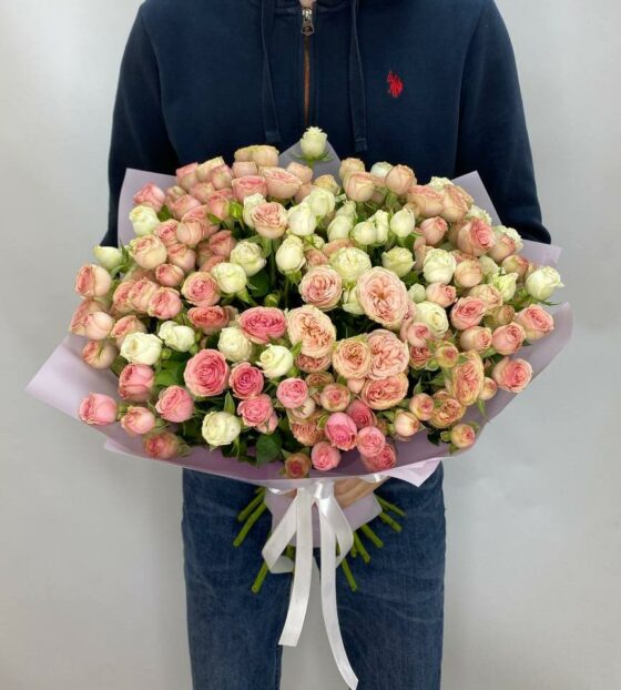 31 кустовая роза белая и кремовая