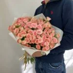 большой букет из кустовых роз