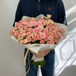 букет кустовых роз персиковый