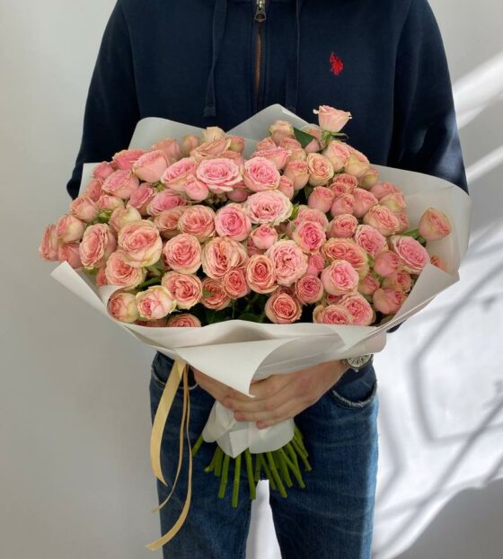 букет кустовых роз персиковый