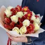 букет из роз и альстромерий