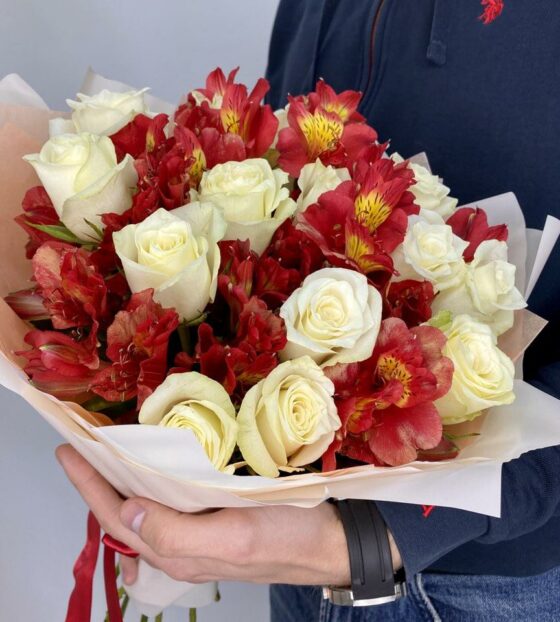 букет из роз и альстромерий
