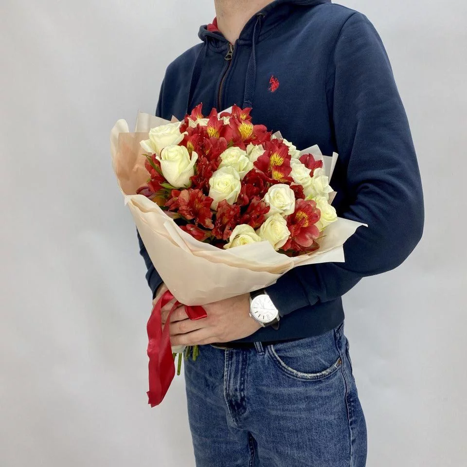 букет из альстромерий и роз