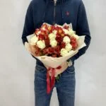 красные альстромерии и белые розы