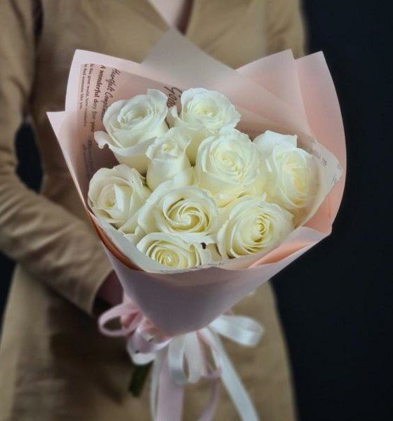 9 белых роз