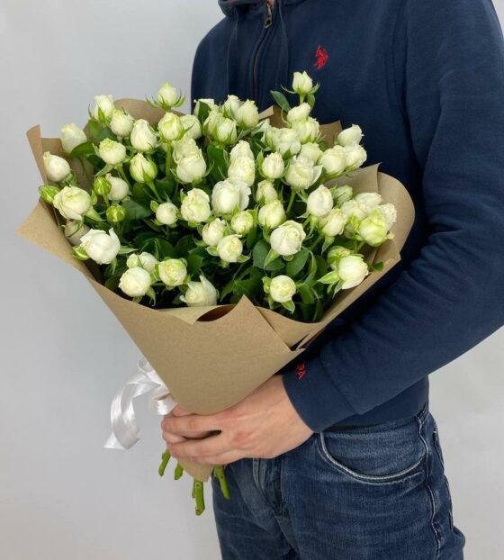 белые кустовые розы